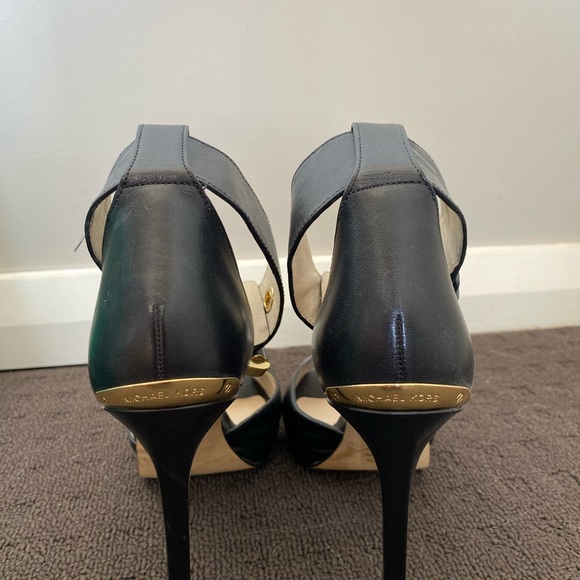 MICHAEL KORS BLACK LEATHER ANKLE STRAP GOLD CUFF BUCKLE PEEP TOE PUMPS- Size 5.5 - Picture 5 of 7
